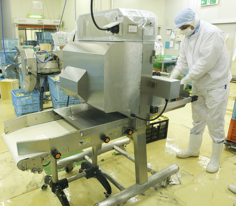 カットの基本は専用機械を使います。