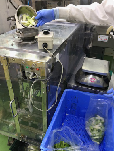 袋詰め、梱包作業です。専用機械を使ってスピーディーに行います。